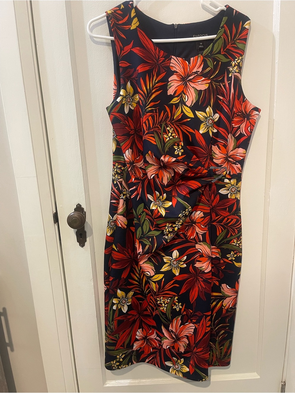 En Focus Studio sleeveless floral dress in a gorgeous rich tropical print.